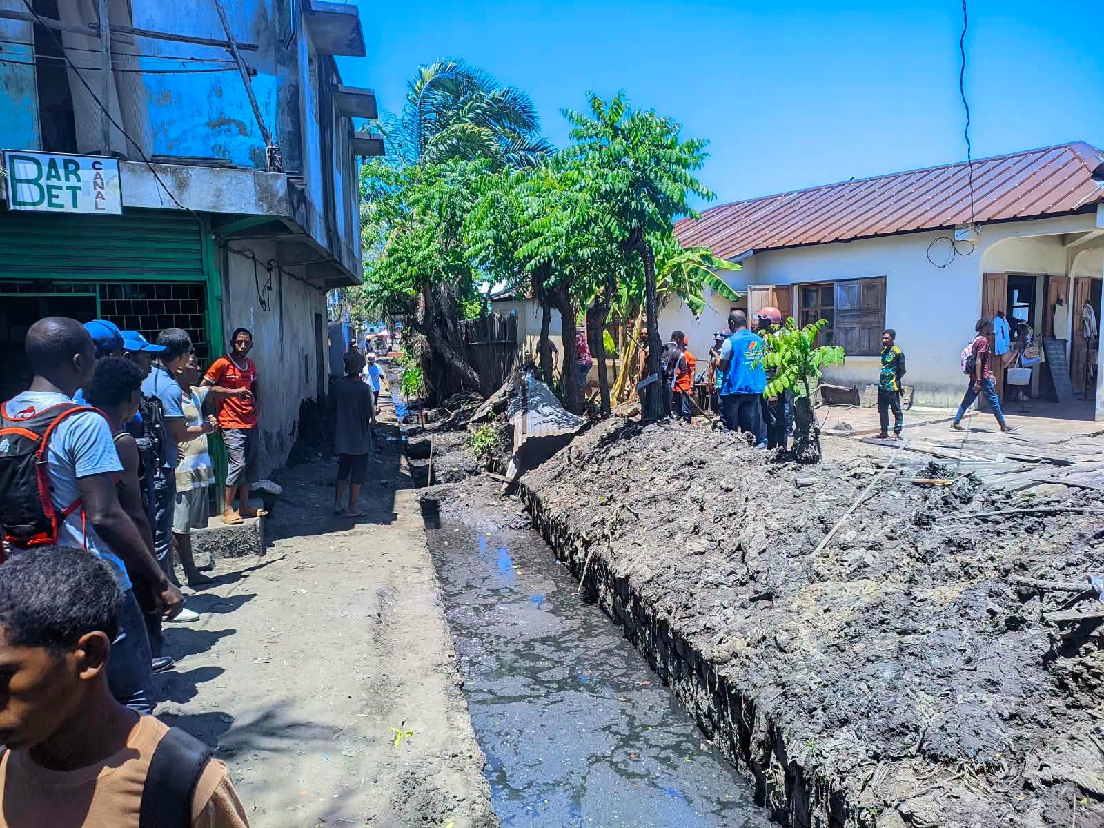  Nisy ny fitsirihana sy fanadiovana ireo lakan-drano eto Bazar kely akaikin’ny Réfrigépêche bazar kely ho fisorohana ny mety ho tondra-drano sy ny fiakaran’ny rano rehefa fotoanan’ny orana. Nodiovina ireo lakan-drano satria manana anjara toerana lehibe am